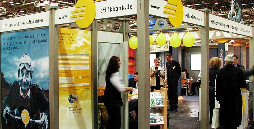 Informationsstand der EthikBank auf einer Messe in Düsseldorf im Jahr 2002.