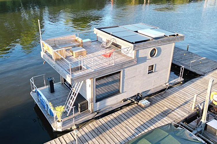 Benjamins Tiny Hausboot im Sommer