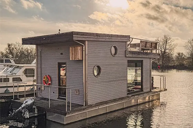 Benjamins Tiny Hausboot bei Sonnenuntergang
