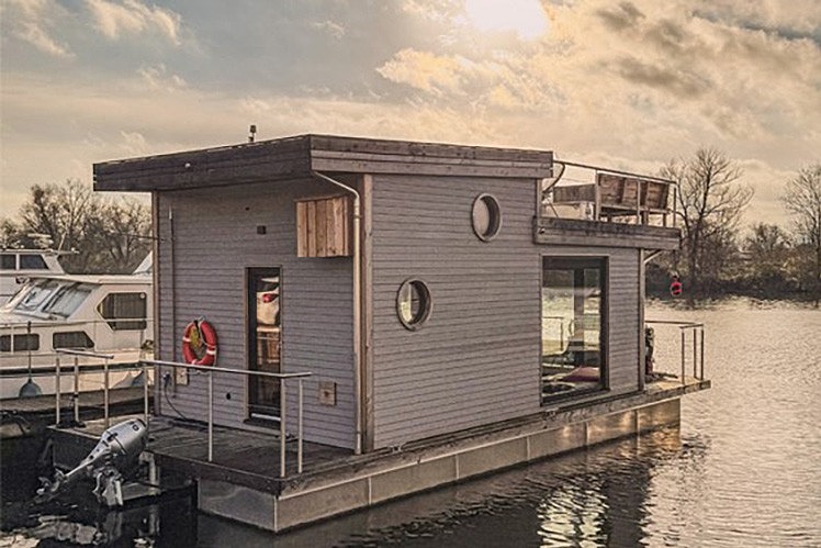 Benjamins Tiny Hausboot bei Sonnenuntergang