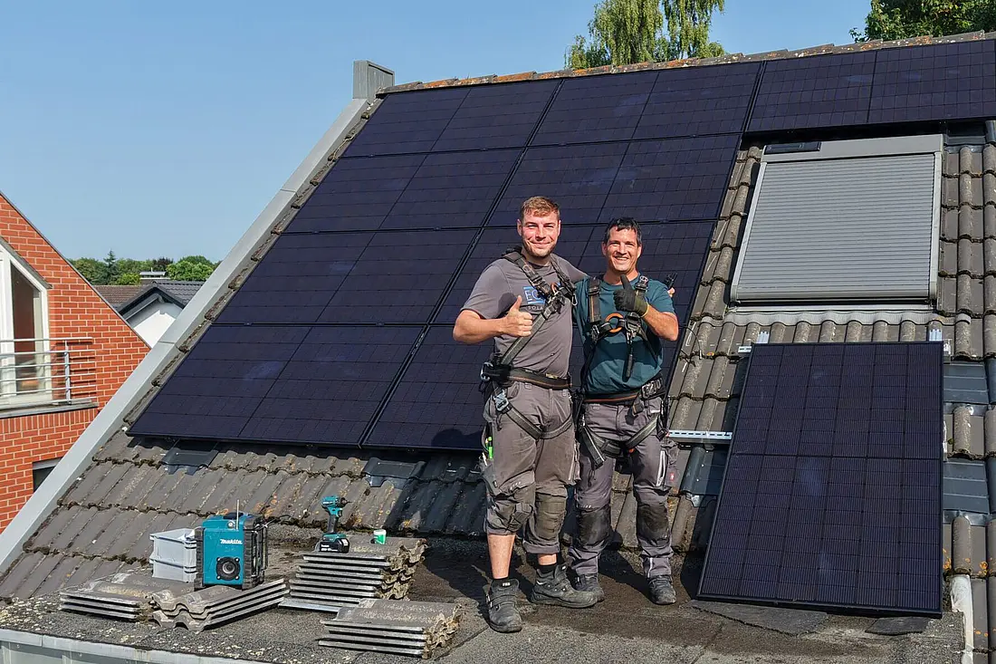 Zwei Mitarbeiter von Ecosolar zeigen einen Daumen hoch
