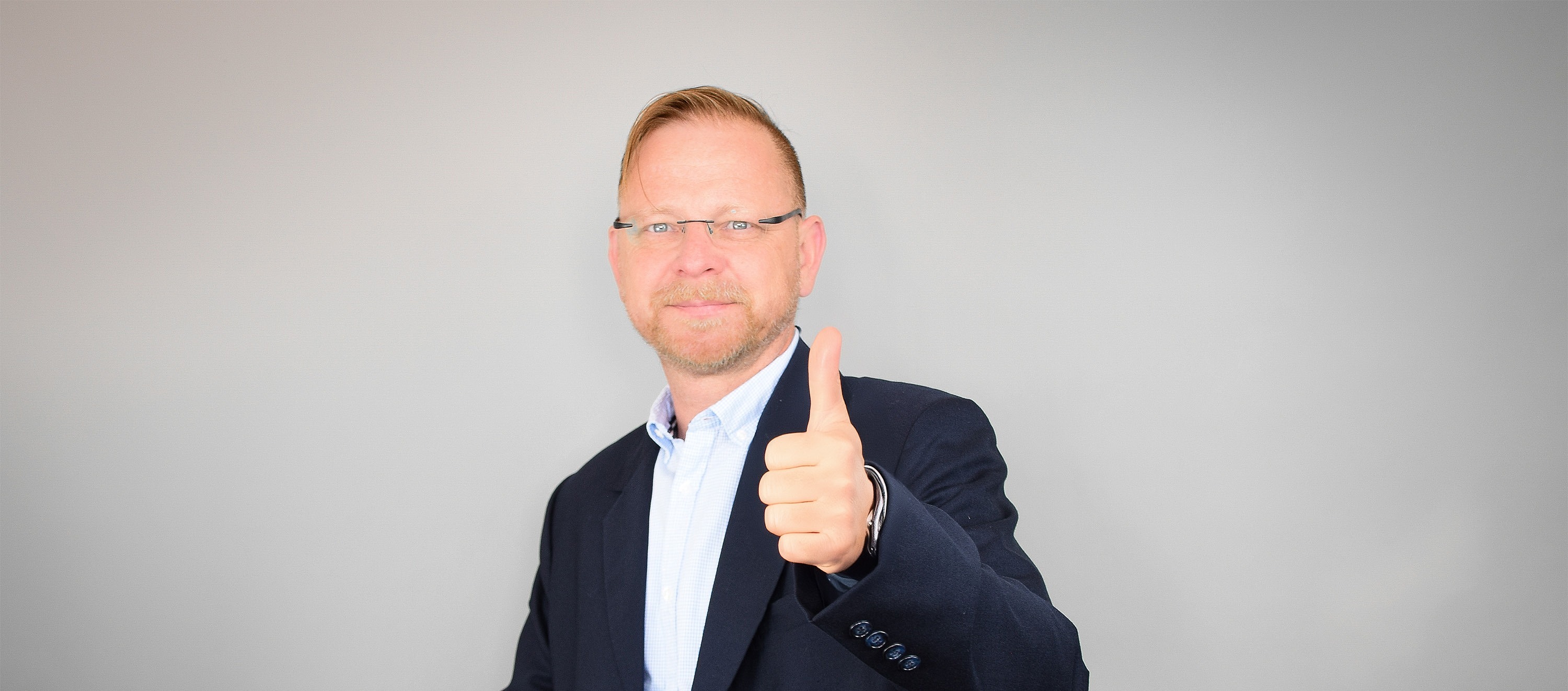 Ein Mann macht eine "Daumen hoch"-Geste in die Kamera.