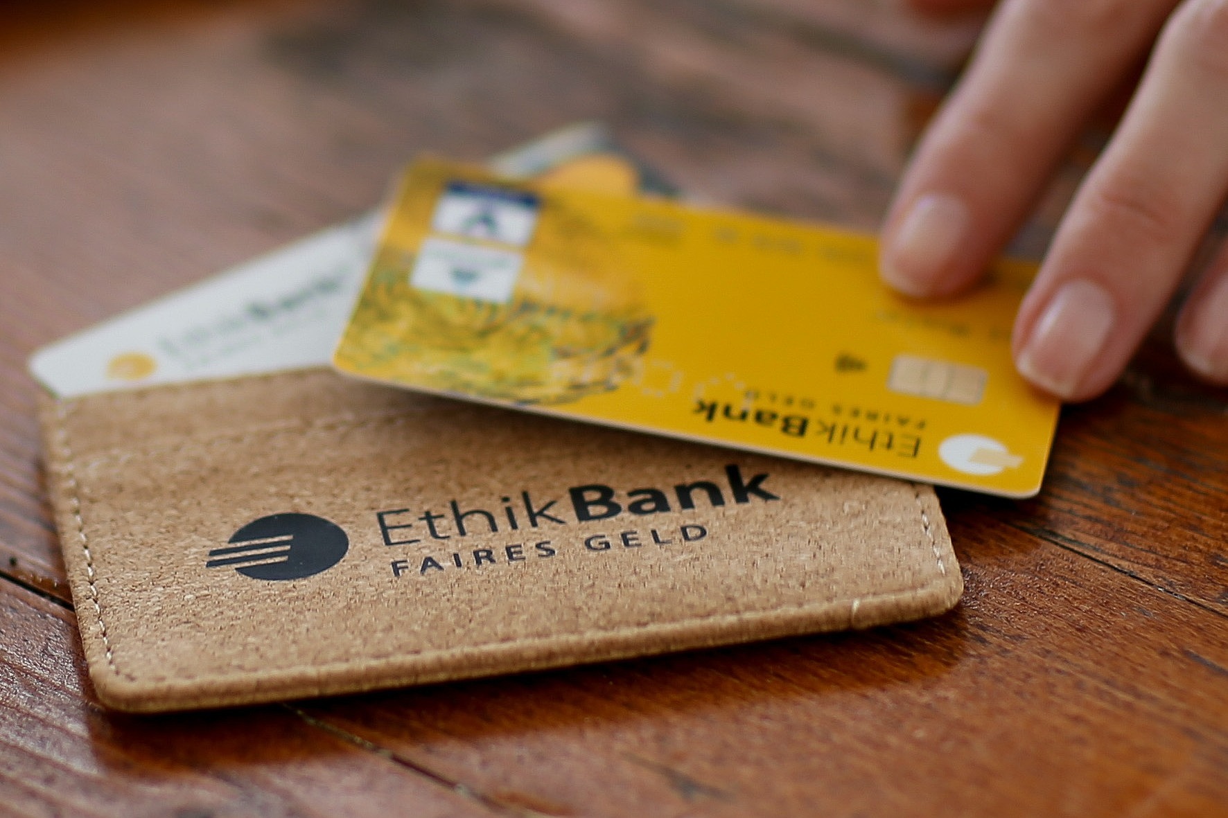 Eine GiroCard und eine Kreditkarte der EthikBank liegen auf einem Tisch.