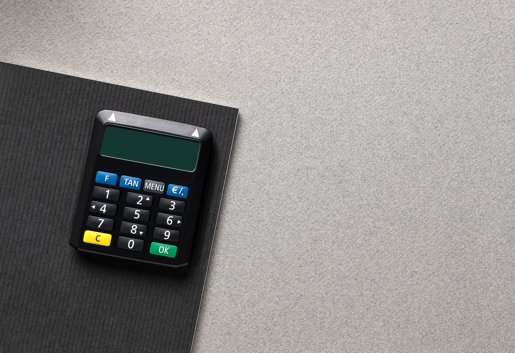 Ein TAN-Generator liegt auf einem Tisch.