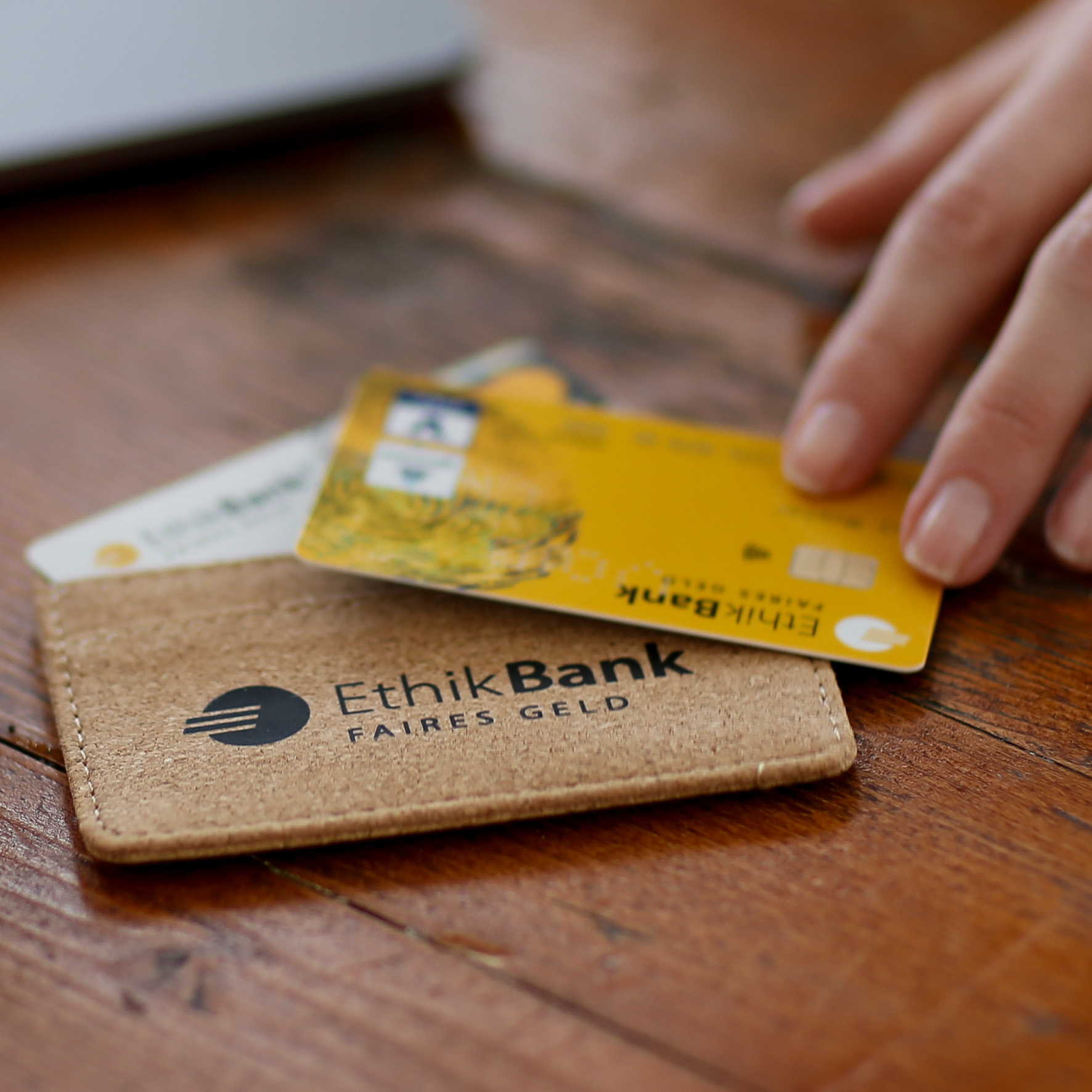 Eine GiroCard und eine Kreditkarte der EthikBank liegen auf einem Tisch.